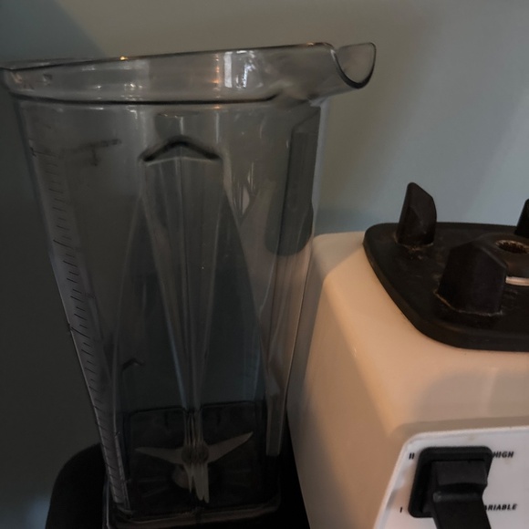 Vita-mix super 5000 with two canisters as shown unit works well no issues - Picture 4 of 11